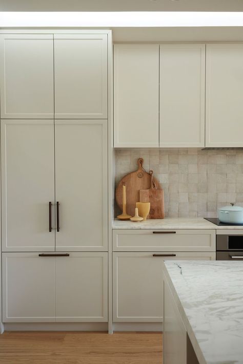 Kitchen Joinery | Cambridge Street Slim Shaker Kitchen Cabinet, London Kitchen Ideas, Shaker Modern Kitchen, Slim Shaker White Kitchen, Kitchen Slim Shaker, Kitchen Finishes Ideas, Slim Shaker Cabinets Kitchen, Shaker Door Kitchen, Slim Shaker Kitchen