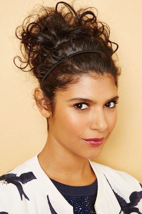 Tame your curly locks easily on rainy rays with a headband. Rainy Day Hairstyles, December Wedding, Holiday Hairstyles, Spring Hairstyles, Red Lipstick, Bad Hair Day, Bad Hair, Great Hair, Messy Hairstyles