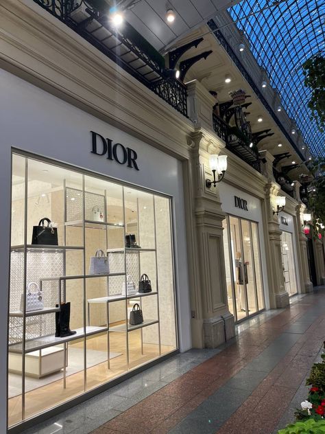 Dior Store, Retail Facade, Dior Shop, Dior Boutique, Jewelry Store Design, Luxury Modern Homes, Showroom Interior Design, Clinic Design, Shop Fronts