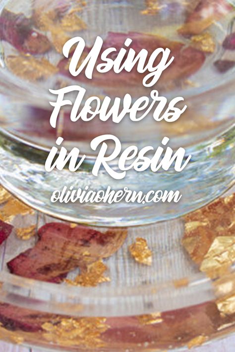 Flower Petals In Resin, Resin Crafts Tutorial Coasters, Epoxy Resin Inspiration, Resin Art Inspiration, How To Use Epoxy Resin, Diy Resin Coasters Tutorial, Floral Resin Art, Epoxy Resin Crafts Tutorials, How To Make Resin Art