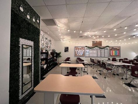 Highschool Teacher Classroom, Middle School Classroom Aesthetic, Classroom Decoration Ideas Highschool, Highschool Classroom Ideas, Highschool Classrooms, Cozy Classroom Ideas High School, Middle School Science Classroom Decor, Highschool Classroom, Mountain Classroom