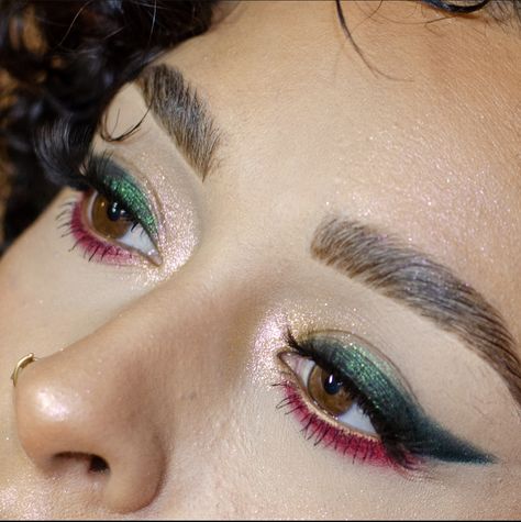 Simple red and green eye look Green Red Eye Makeup, Green And Red Eye Makeup, Elf Makeup Looks Christmas Simple, Red Green Eye Makeup, Green And Red Eyeshadow, Green And Red Makeup Looks, Red And Green Makeup Looks, Green Simple Makeup, Red And Green Eye Makeup