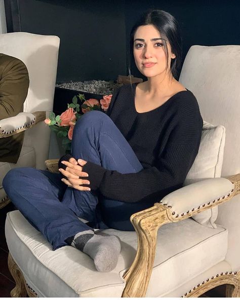 Sarah Khan, Chic Outfits Classy, Independent Girls, Pakistani Fashion Casual, Simple Pakistani Dresses, Pakistani Actress, Pakistani Outfits, Call Whatsapp, Pakistani Fashion