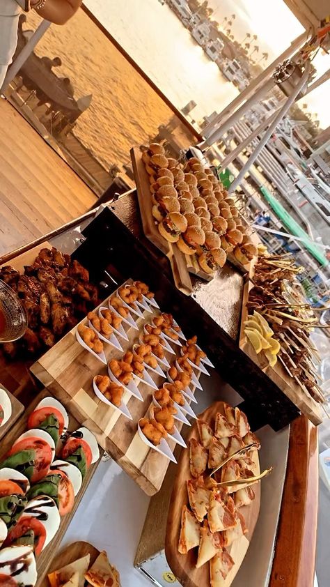 Party Food Bars, Engagement Dinner, Catering Ideas Food, Party Food Buffet, Party Food Platters, Wedding Buffet, Food Displays, Food Table, Buffet Food