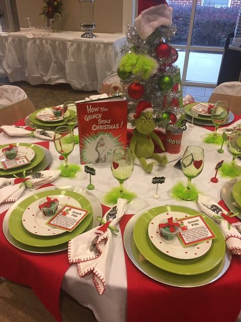 Lov 🌲 Grinch Christmas Table Decor, Grinch Xmas Decorations Diy, Grinchmas Table Decor, Grinchmas Decorations Grinch Party, Grinch Theme Table, Adult Grinch Party, Grinch Table Decor, Friendmas Party Ideas Decor, The Grinch Christmas Decor