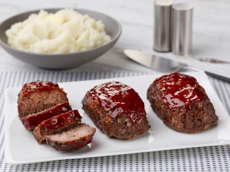 Mini Meatloaves Ina Garten--Add 3 ounces of cheddar cheese to this to make ridiculous. Ina Garten Meatloaf, Individual Meatloaf, Ina Garten Meatloaf Recipe, Meat Loaves, Mini Meatloaf, Mini Meatloaves, Hot Bread, Ina Garten Recipes, Food Network Canada