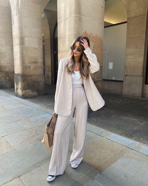 Beige Pants Outfits, Beige Pants Outfit, Pants Cream, Zara Satin, White Shirt Outfits, Zara Jumpsuit, Beige Blazer, Satin Blazer, Beige Outfit