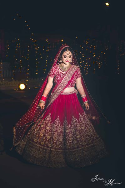 Photo of Bride posing in deep red bridal lehenga at night विवाह की दुल्हन, शादी की तस्वीरें, Indian Wedding Lehenga, Latest Bridal Lehenga, Bridal Photography Poses, Indian Bridal Photos, Perhiasan India, Indian Bride Outfits, Bridal Lehenga Collection