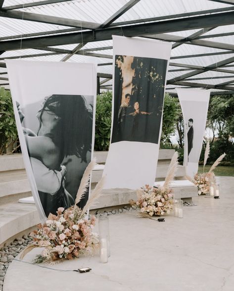 Wedding Photo Display At Reception, Reception Photo Backdrop, Wedding Pool Party, Wedding Photo Display, Photoshoot Backdrops, Photograph Display, Foto Wedding, Wedding Messages, Wedding Stage Design