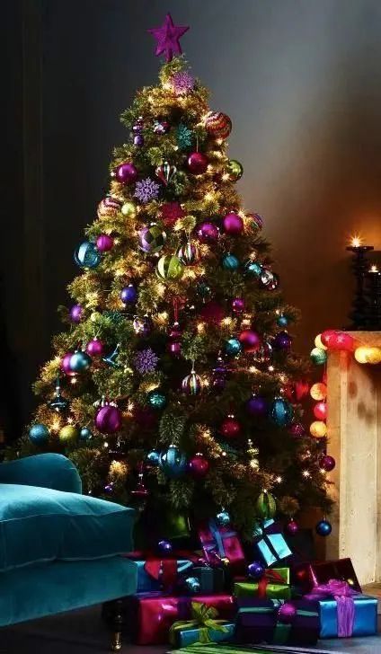 45+ Creative Christmas Tree Themes & Ideas for 2023 - HubPages Glamorous Christmas Tree, Christmas Tree Colour Scheme, Jeweled Christmas Trees, Peacock Christmas, Jeweled Christmas, Creative Christmas Trees, Elegant Christmas Trees, Personalised Christmas Baubles, Christmas Tree Inspiration