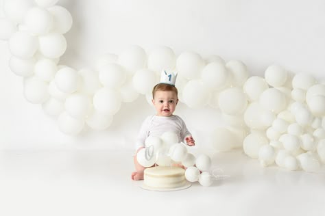 Cake Smash Photo Shoot, White 1st Birthday Photoshoot, Simple Cake Smash Photoshoot, Minimalist First Birthday Photoshoot, Cake Smash With Balloons, White Balloon Cake Smash, Minimalist One Year Old Photoshoot, Birthday Photoshoot Ideas Boys, Twin Cake Smash