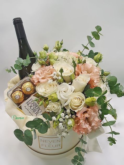 Flower Box Ideas Gift, Wine And Flowers Gift Boxes, Box Flowers Gift Ideas, Flowerbox Diy, Flowerbox Ideas, Flower Gift Basket, Flowers And Wine, Valentine Gift Baskets, Fruit Basket Gift