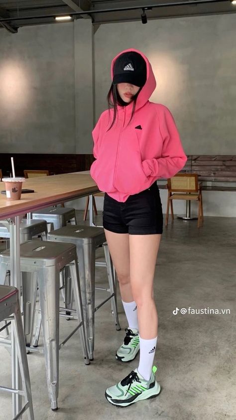 Korean Gym Uniform, Korean Workout Outfit, Korean Gym Outfit, Japanese Outfits Street Style, Night Outfits Winter, Jogging Outfit, Estilo Ivy, Streetwear Outfit Ideas, Hong Kong Style