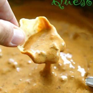 Chili Queso Dip, Easy Queso, Pepperoni Dip, Chips Dip, The Girl Who Ate Everything, Queso Dip Recipes, Chili Dip, Dip Easy, Cheesy Dip