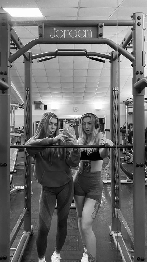 Gym Friends Pictures, Gym Pics With Bestie, Gym Selfie Female Poses, Gym Friends Aesthetic, Gym With Friends Aesthetic, Gym Besties, Gym Pose, Gym Poses, Gym Friends