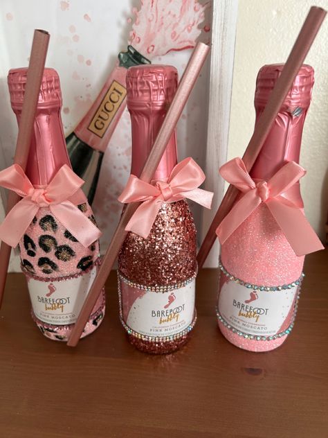 Mini blinged out champagne bottles Glitter Mini Champagne Bottles, Blinged Out Champagne Bottle, Decorate Alcohol Bottles, Mini Wine Bottles Gifts, Champagne Decorations Bottle, Bedazzled Champagne Bottle, Mini Liquor Bottle Gift Ideas, Decorated Champagne Bottles, Diy Glitter Glasses