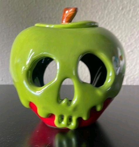 Halloween Clay Incense Holder, Modeling Clay Ideas Halloween, Haloween Decoracion Clay, Skull Clay Sculpture Easy, Nightmare Before Christmas Pottery, Scary Ceramics Ideas, Diy Halloween Clay Ideas, Ceramics Halloween Ideas, Scary Clay Ideas