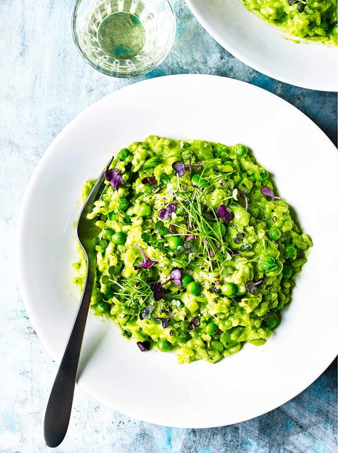 Risotto verde Cool Dinner Ideas, Summer Risotto, Vegetable Risotto Recipes, Risotto Verde, Broad Bean Recipes, Dinner Ideas Vegetarian, Low Calorie Vegetarian Recipes, Tuscan Food, Italian Risotto