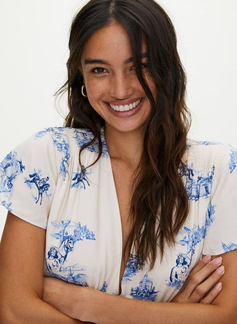 Kelsey Merritt Outfits, Kelsey Merritt, Aesthetic Outfit, Crepe Fabric, Beautiful Smile, Parisian Style, Dark Hair, Cut And Style, Role Models