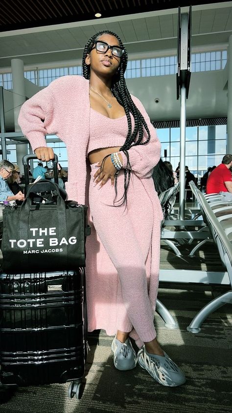 Air Port Outfit Ideas, Fall Airport Outfit, Black Bag Outfit, Travel Style Airport, Cute Airport Outfit, Airport Chic, Airport Vibes, Airport Travel Outfits, Air Port Outfit