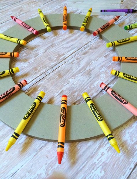 This Back to School Crayon Wreath makes for a perfect Teacher Appreciation Gift diy craft project! Classroom Wreath, Crayon Wreath, School Wreaths, Teacher Wreaths, Appreciation Gifts Diy, Crayon Crafts, Teacher Appreciation Gifts Diy, Teacher Craft, Frugal Mom