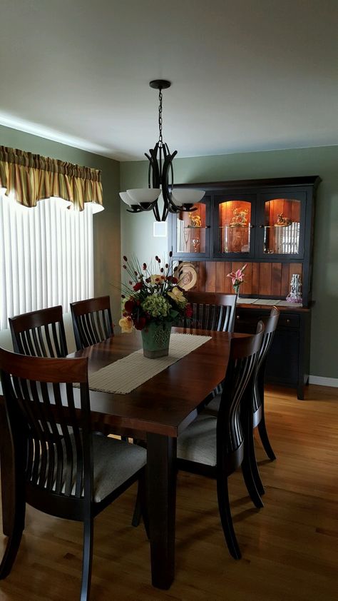 Dark Brown Wood Table And Chairs, Dark Cherry Dining Room Table, Cherry Table Dining Room, Chocolate Brown Kitchen Table, Brown Dinning Table, Dark Brown Dinning Table, Modern Traditional Dining Room, Wood Table Decor, Dining Room Decor Traditional