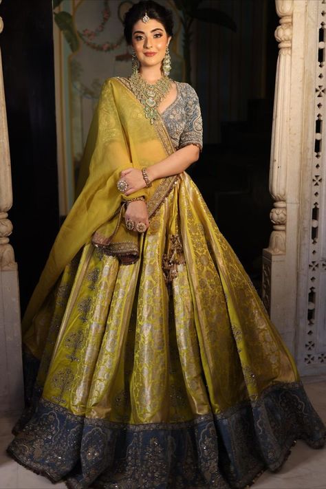 Banarsi Lehenga, Simple Lehenga, Banarasi Lehenga, Lehenga Saree Design, Latest Bridal Lehenga, Indian Outfits Lehenga, Wedding Lehenga Designs, Lehenga Designs Simple, Indian Bride Outfits