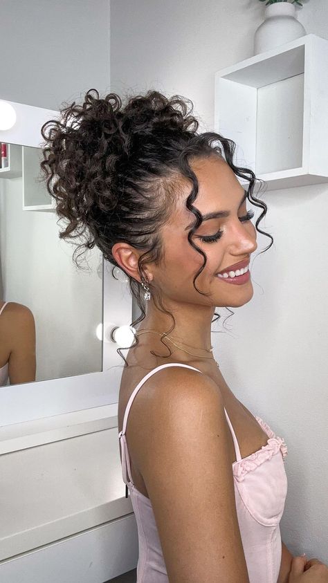 Olivia 🧡 Curls, Beauty, Fashion | My current go-to curly bun 💕 follow for more curly hair inspo . . . #curls #curlyhair #curlygirl #curlybun #hairstyle #ideas #inspo… | Instagram Curly Hair Up, Κούρεμα Bob, Curly Bun Hairstyles, Fest Temaer, Curly Bun, Cute Curly Hairstyles, Fishtail Braid, Vlasové Trendy, Curly Hair Styles Easy