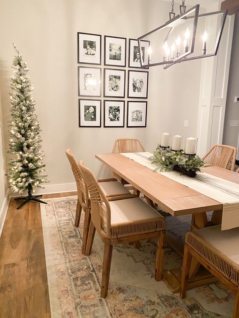 Dining Room Decor Family Pictures, Dinner Area Wall Decor, Small Dinner Room Decoration, Off White Dining Room Walls, Photo Wall Behind Dining Table, Simplistic Dining Room, Beige Dining Room Table, Beige Dining Room Walls, Relaxing Dining Room