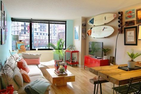 Féline and Ryan's Upper East Side Surf Lodge Style — House Call | Apartment Therapy Aloha Decor, Surfboard Holder, Surf Style Home, Surfer Bedroom, Decoration Surf, Deco Surf, Surf Room, Surf Lodge, Surf Decor