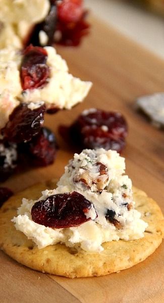 Cranberry Pecan and White Cheddar Cheese Ball White Cheddar Cheese Ball, Cheesy Dishes, Cheeseball Recipes, Ball Cheese, Cheese Log Recipes, Cheddar Cheese Ball, Christmas Baking Gifts, Homemade Appetizer, Holiday Recipes Christmas