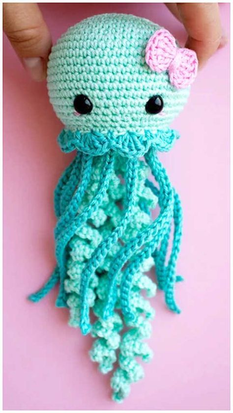 Crochet Jellyfish Amigurumi Free Pattern Crochet Baby Mobiles, Octopus Crochet Pattern, Crocheted Jellyfish, Crochet Octopus, Pola Amigurumi, Crochet Baby Toys, Crochet Animals Free Patterns, Kawaii Crochet, Fun Crochet Projects