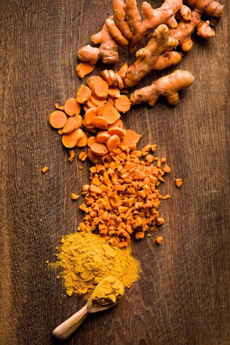 4 HEALING RECIPES WITH TURMERIC -- And why Turmeric is good for you! More recipes and cooking tips at blog.hellofresh.com Recipes With Turmeric, Turmeric Benefits For Skin, Spices Photography, Resep Diet Sehat, Turmeric Spice, Turmeric Water, Turmeric Health, Turmeric Recipes, Healing Recipes