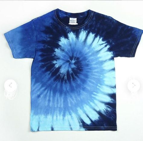 Swirl Tie Dye, Tie Dye Shirts Patterns, Blue Tie Dye Shirt, Diy Tie Dye Techniques, Diy Tie Dye Designs, Tie Dye Patterns Diy, Diy Tie Dye Shirts, Tie Dye Crafts, Tie Dye Techniques