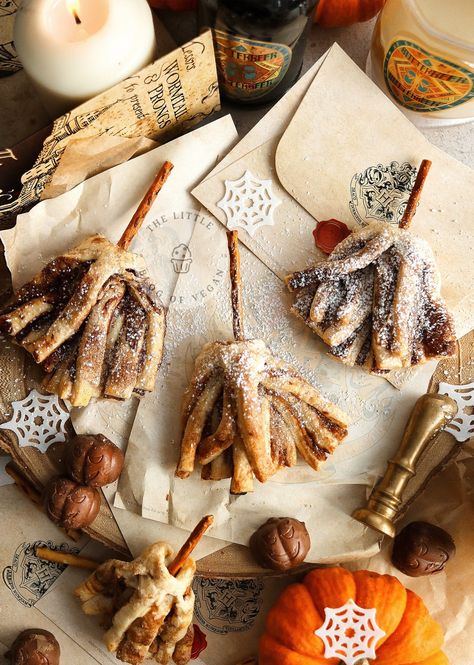 Harry potter pastries shaped as broom sticks. Harry Potter Food Ideas Snacks, Gf Puff Pastry, Halloween Baking Ideas, Harry Potter Food Ideas, Harry Potter Feast, Harry Potter Broomstick, Literary Food, Harry Potter Dinner, Harry Potter Broom