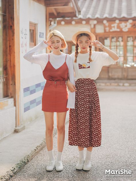 Popular fashion trend in Korea: Twin Look   Dressing similarly with best friends in style                                                 ... Classy Skirt Outfits, Korean Summer Fashion, Twins Fashion, Classy Skirts, Korean Summer, Korean Fashion Summer, K Fashion, Glam Look, Mode Kpop