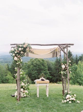 Jewish Outdoor Wedding, Jewish Wedding Ideas Chuppah, Wedding Chuppah Outdoor, Simple Floral Chuppah, Huppah Wedding Outdoor, Chuppah Simple, Garden Chuppah, Chuppah Decorations, Natural Chuppah