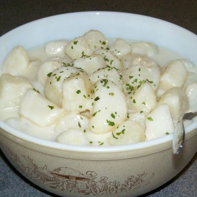 Try New Potatoes in White Sauce! You'll just need 3 pounds red new potatoes, peeled or scraped, then cut into 1 to 1 1/2" chunks (can leave whole if small)... Potatoes In White Sauce, White Sauce Recipe, Shrimp Fried Rice Recipe, Creamy White Sauce, Creamy Potatoes, White Sauce Recipes, White Gravy, Ham Recipe, New Potatoes