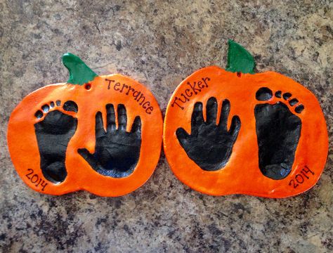 Salt dough Pumpkins 1/2 cup flour 1/2 cup salt 1/4 cup water Roll out to 1/2 inch thick and then cut out design. Then place on parchment paper on a cookie sheet. By using a little salt water on your finger you can smooth out the edges. Bake 150-200 degrees for 10 hours. Take some sand paper to get rid of any rough edges. Use acrylic paint and Modge Podge spray to seal them. Halloweenpyssel Barn, Pumpkin Painting Ideas For Kids, 1st Thanksgiving, Painting Ideas For Kids, Toddler Craft, Infant Room, Baby Art Projects, Halloween Arts And Crafts, Pumpkin Painting Ideas