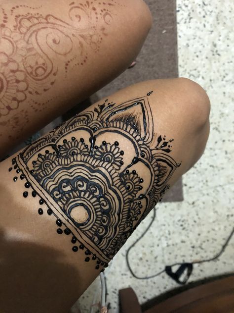 Henna Male, Henna Thigh Designs, Henna On Leg, Leg Henna Designs Simple, Thigh Henna Tattoo, Henna Leg, Henna Leg Tattoo, Thigh Henna, Leg Henna Designs