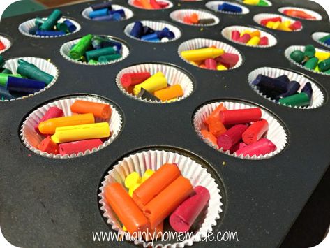 How to Melt Homemade Crayons in the Sun Homemade Crayons, Melted Crayon Crafts, Diy Candles With Crayons, Crayon Molds, Crayon Candles, Making Crayons, Recycled Crayons, Diy Crayons, Crayon Crafts