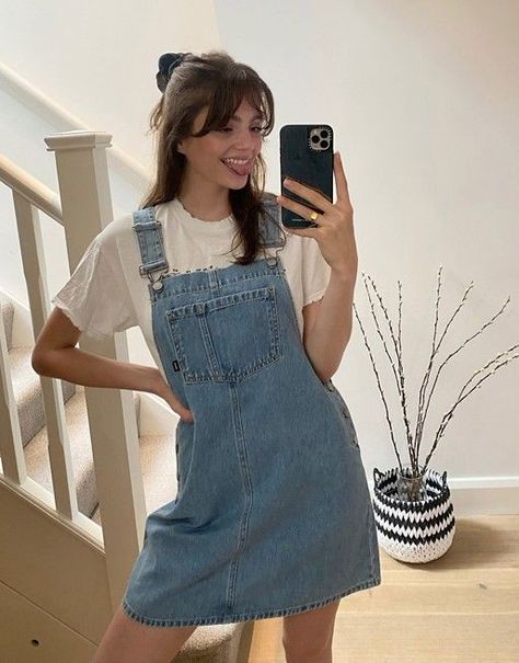 Denim Dungaree Dress Outfit, Jean Overall Dress Outfit, Denim Overall Dress Outfit, Dungree Styles, Denim Jumper Outfit, Pinafore Dress Outfit, Jumper Dress Outfit, Style Salopette, Denim Dungaree Dress