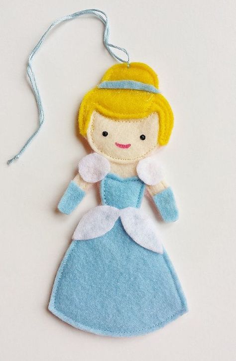 12 Princess Crafts For You and Your Little Girl Disney Felt Ornaments, Frozen Felt, Disney Wreath, Princess Crafts, Nursery Bunting, Felt Beads, Felt Crafts Diy, Cinderella Disney, Disney Ornaments