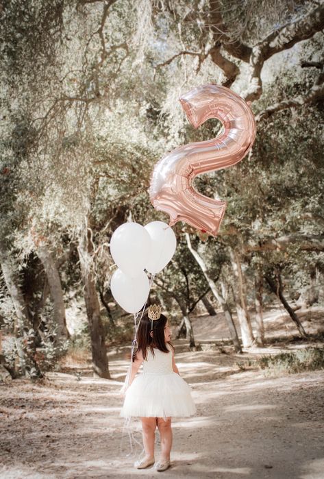 2nd Birthday Photo Shoot Ideas Outside, 2nd Birthday Pictures Outside, 2 Yr Birthday Photoshoot, 2nd Year Birthday Photoshoot Ideas, Second Bday Photoshoot, Two Year Old Birthday Picture Ideas, Two Year Old Girl Photoshooting Ideas, Two Year Old Birthday Pictures, Two Year Old Photoshoot Ideas