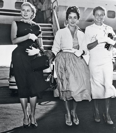 Grace Kelly, Elizabeth Taylor and Laraine Day after TWA flight from L.A. to N.Y. 1954... Oud Hollywood, Laraine Day, Klasik Hollywood, Grace Kelly Style, Old Hollywood Style, Film Star, Vintage Icons, Hollywood Icons, Actrices Hollywood