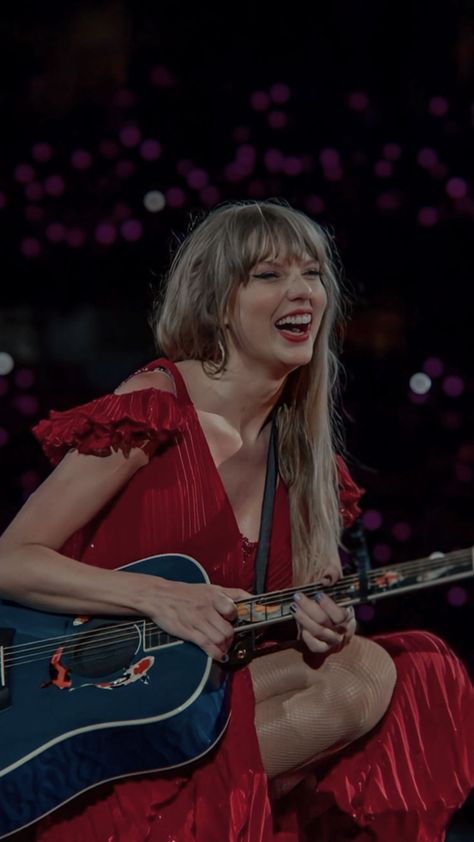 Taylor Swift Taylor Swift Era, Taylor Swift Wallpaper Red, Taylor Swift Images, Photos Of Taylor Swift, Taylor Swift Fan Club, Regular People, Taylor Swift Cute, Estilo Taylor Swift, Taylor Swift Posters