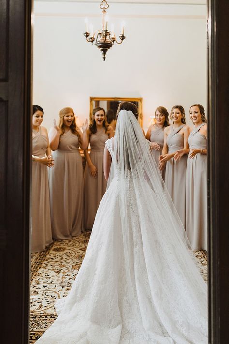 Nikah Photoshoot, Bridesmaid Photoshoot Ideas, Bridesmaids Photoshoot, Photobooth Background, Bridesmaid Photography, Wedding Preparation Photos, Candid Poses, Bridal Shower Photography, Wedding Group Photos