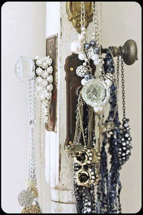 Diy Jewelry Hanger, Old Door Knobs, Jewerly Organizer, Jewerly Displays, Vintage Door Knobs, Smart Tiles, Hanging Necklaces, Door Displays, Jewelry Hanger