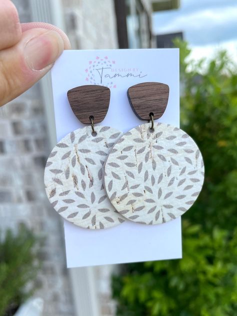 Mum Design, White Mums, Diy Leather Earrings, Wood Post, Old Jewelry, Wooden Earrings, Wood Earrings, Leather Diy, Stylish Jewelry