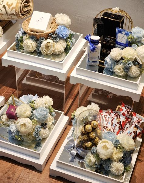 Idea Hantaran Tunang, Dulang Hantaran Ideas White, Dulang Hantaran Ideas Trays, Taal Ideas, Hantaran Tunang, Dulang Hantaran Ideas, Sangjit Decoration, Box Seserahan, Kotak Seserahan